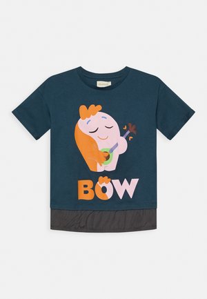 Camiseta de manga curta azul-marinho com um personagem de desenho animado colorido a tocar um instrumento, com a palavra "BOW" em letras grandes e em cores claras.