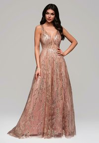 Abito formale di un delicato rosa antico con scollo a V profondo, decorato con paillettes oro e nere in motivi a foglia, dotato di una vita aderente e gonna fluida.