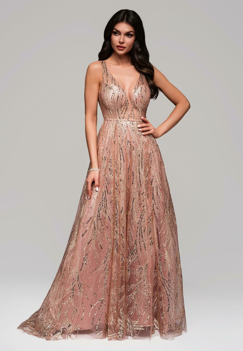 Abito formale di un delicato rosa antico con scollo a V profondo, decorato con paillettes oro e nere in motivi a foglia, dotato di una vita aderente e gonna fluida.