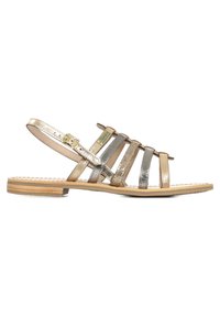 Sandali metallici con più cinturini in oro e argento, tacco basso e suola in legno naturale. Chiusura con fibbia regolabile alla caviglia.