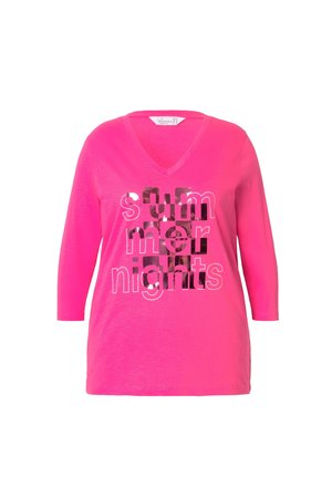 Roze V-hals T-shirt met driekwartmouwen, met de tekst "zomernachten" in contrasterende glanzende druk. Zachte stofstructuur.