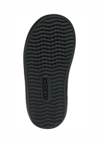 Suela de zapato de goma negra con una superficie texturizada, que presenta un patrón ondulado y un logo rectangular "GEOX" en el centro.