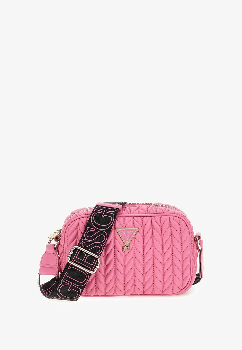 Rosa gesteppte Handtasche mit rechteckiger Form, ausgestattet mit einem Logo-Plakette und einem breiten schwarzen Tragegurt mit dem Markennamen in fetten Buchstaben.