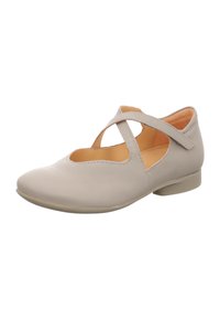 Hellgraue Leder-Ballerina mit Kreuzriemen-Design und Ausschnitten. Runde Zehenpartie, kurzer Absatz und glatte Textur.