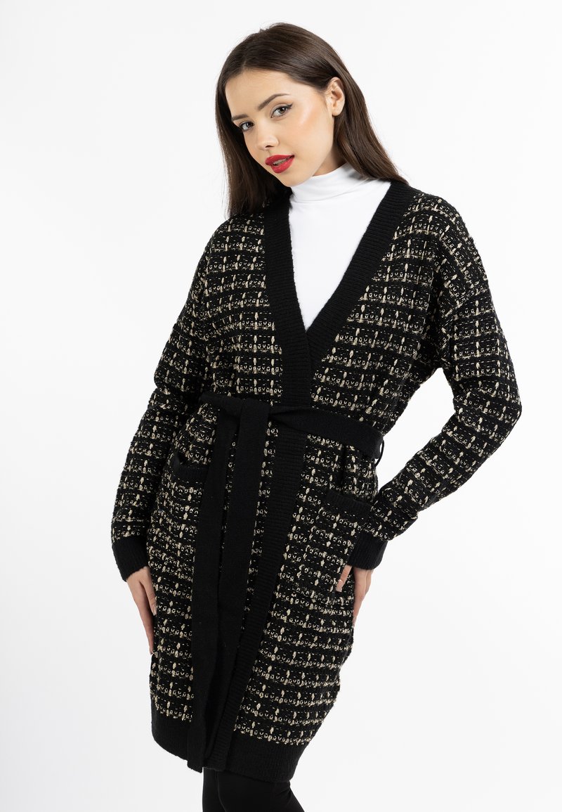 Cardigan lavorato a maglia nero e oro con scollo a V, maniche lunghe, due tasche e cintura da annodare in vita. Motivo testurizzato su tutta la superficie.