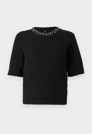 Zwarte fuzzy trui met korte mouwen en ronde halslijn, voorzien van een rij zilverkleurige studs rondom de kraag.