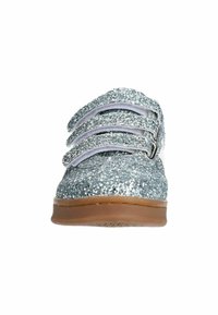 Chaussures argentées pailletées avec trois bandes Velcro, un bout arrondi et une semelle en caoutchouc marron avec un relief texturé pour une meilleure adhérence.