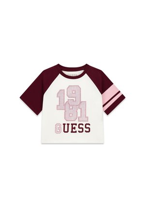 Chemise blanche et bordeaux à manches courtes avec le texte « 1981 GUESS » et deux bandes roses sur une manche.