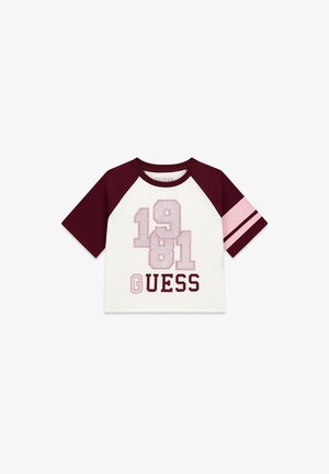Bijela i bordo košulja kratkih rukava s natpisom "1981 GUESS" i dvije ružičaste pruge na jednom rukavu.