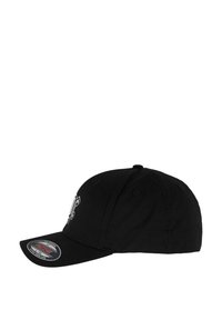 Șapcă de baseball neagră din bumbac. Are o vizieră curbată, un logo brodat alb și ochiuri de ventilație pe coroana șepcii.