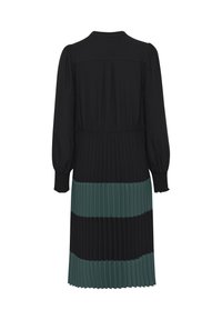Melnā plisētā kleita ar garām piedurknēm, savilktu jostasvietu un maiņošiem melniem un jūras zaļiem vertikāliem svītrainiem uz svārkiem. Gluda tekstūra.
