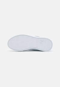 Sole di scarpa sportiva bianca con motivo di grip testurizzato, bordi lisci e un logo del marchio discreto. Il materiale sembra essere gommato per una maggiore durata.