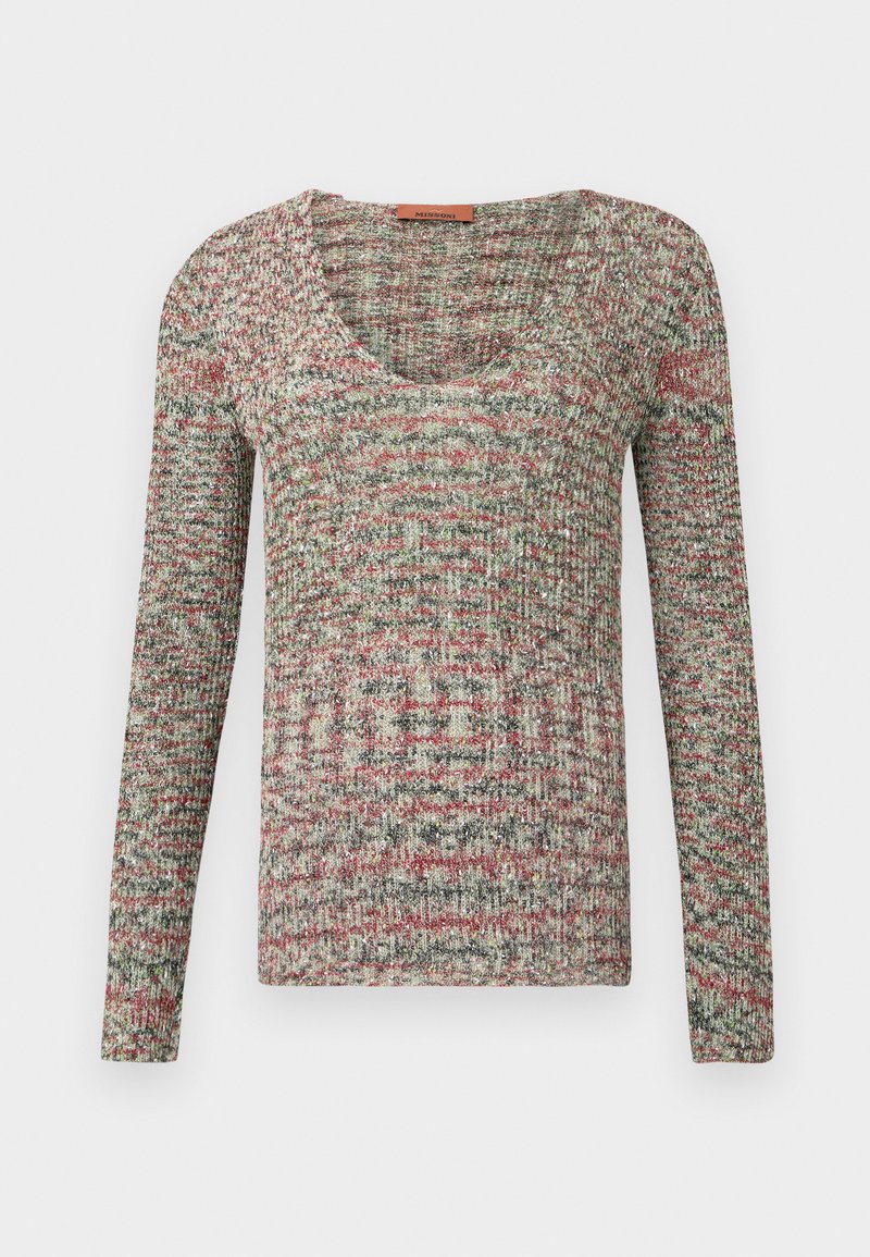 Langärmliger Strickpullover mit einem Rundhalsausschnitt, der ein mehrfarbiges Muster in Grün, Rot und Grau aufweist und eine strukturierte Stoffoberfläche hat.