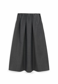 Jupe grise mi-longue avec une taille froncée, présentant une texture lisse et un léger éclat. Fabriquée en tissu léger avec un design fluide.