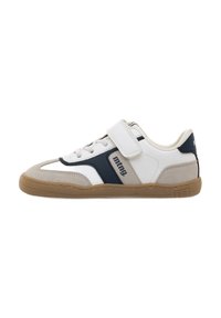 Zapatilla deportiva blanca y azul marino con puntera de ante, suela de goma, diseño de cordones y una correa de Velcro para el cierre. Acentuada con el logotipo de la marca.