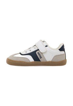 Zapatilla deportiva blanca y azul marino con puntera de ante, suela de goma, diseño de cordones y una correa de Velcro para el cierre. Acentuada con el logotipo de la marca.