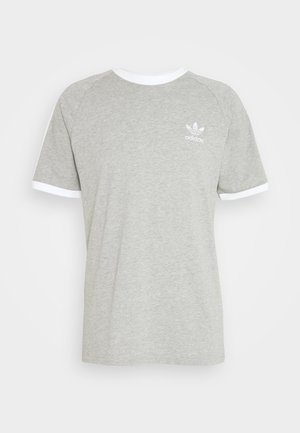 Hellgraues Adidas T-Shirt mit weißem Rundhalsausschnitt und Ärmelbündchen, mit kleinem weißen Adidas-Logo auf der linken Brust.