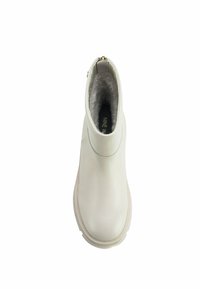 Bottes blanches à la cheville avec une finition lisse et mate, et une doublure en fausse fourrure confortable. Équipées d'une fermeture éclair sur le côté et d'un design à bout arrondi.