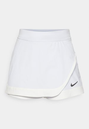 Fustă sport albă cu un design din pliu, talie elastică, margine contrastantă deschisă și un logo Nike negru în partea stângă jos.