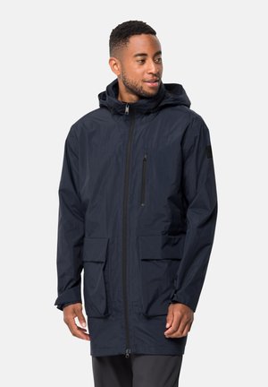 Parka impermeabile navy con cappuccio, zip frontale, due ampie tasche anteriori e una tasca sul petto con zip; presenta una texture liscia e leggermente lucida.