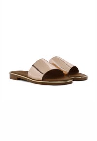 Sandalias deslizantes en tono rosa dorado metálico, con un acabado texturizado, diseño de punta abierta y suela plana. Incluyen una delgada suela exterior de goma marrón.