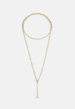 Collier en chaîne superposée ton or avec des styles de maillons mixtes et un fermoir à bascule à l'avant, affiché sur fond blanc.