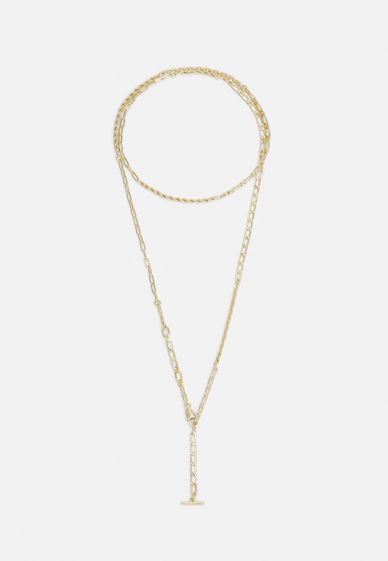 Collier en chaîne superposée ton or avec des styles de maillons mixtes et un fermoir à bascule à l'avant, affiché sur fond blanc.