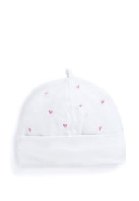 Cappello per bambini in cotone bianco con una consistenza morbida, caratterizzato da ricami a forma di cuori rosa sparsi e un piccolo nodo sulla parte superiore. Design con orlo ripiegato.