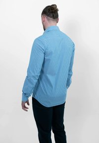 Blauw-wit gestreepte shirt met lange mouwen, knoopmanchetten en een puntkraag. Heeft een gebogen zoom en een gladde stoftextuur.