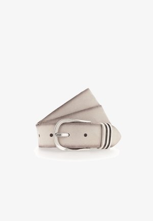 Ceinture en suède gris clair enroulée avec une boucle en métal argenté et trois passants de ceinture argentés sur fond blanc.