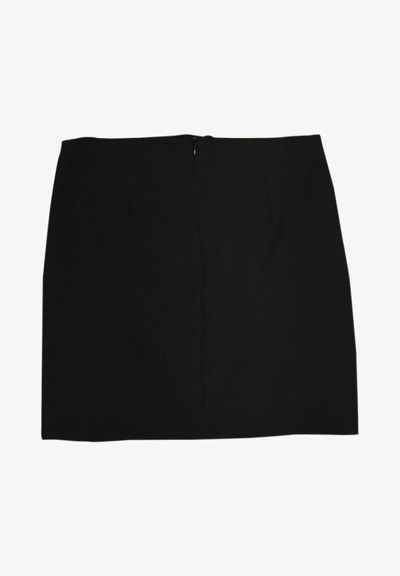 Mini-jupe noire droite avec fermeture éclair visible au dos, design simple, sans motifs ni ornements.