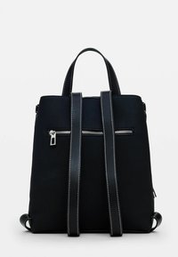 Schwarzer Rucksack aus Stoff mit Ledergriffen. Verfügt über eine Reißverschlusstasche an der Vorderseite, kontrastierende Nähte und zwei Schultergurte.