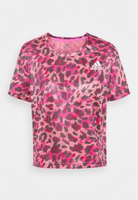 Camiseta deportiva de estampado de leopardo rosa, hecha de tejido transpirable, con mangas cortas, cuello redondo y un logo blanco de Adidas en el pecho.