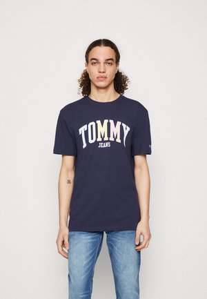 Tommy Jeans COLLEGE POP TEE - T-shirts med print - twilight navy
