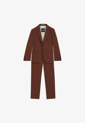 Brauner Anzug, bestehend aus einem maßgeschneiderten Blazer mit Revers und passenden Hosen. Hergestellt aus einem glatten, strukturierten Stoff mit einem dezenten Muster.