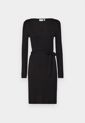 Fekete bordázott ruha hosszú ujjakkal, V-nyakkivágással és derékon megkötős, azonos anyagú övvel. Simább textúra és testhezálló sziluett.