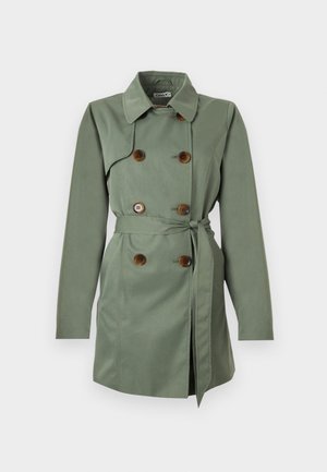 Grön trenchcoat av tyg med dubbelknäppt design, bruna knappar, bälte i midjan och klassisk krage. Mjuk textur.
