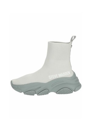 Witte en grijze gebreide sneaker met een hoge enkeldesign, voorzien van een gestructureerde zool, geribbelde manchette en een logo aan de zijkant.