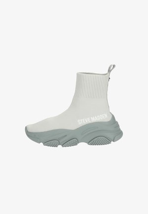 Witte en grijze gebreide sneaker met een hoge enkeldesign, voorzien van een gestructureerde zool, geribbelde manchette en een logo aan de zijkant.