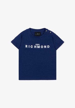 T-shirt per bambino in blu navy con scritta bianca "John Richmond" sul davanti e due bottoni automatici sulla spalla sinistra per facilitarne la vestizione.