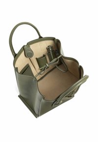 Borsa in pelle verde oliva con design strutturato, interno beige, molteplici scomparti e un dettaglio a fiocco sul davanti.
