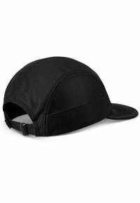 Svart caps laget av teksturert mesh-stoff, med en avrundet krone og en flat skjerm. Justerbar stropp bak for en sikker passform.