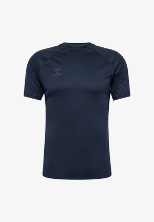 Marineblauwe T-shirt met korte mouwen, gemaakt van gladde stof. Heeft raglanmouwen met textuuraccenten en een klein logo op de borst.