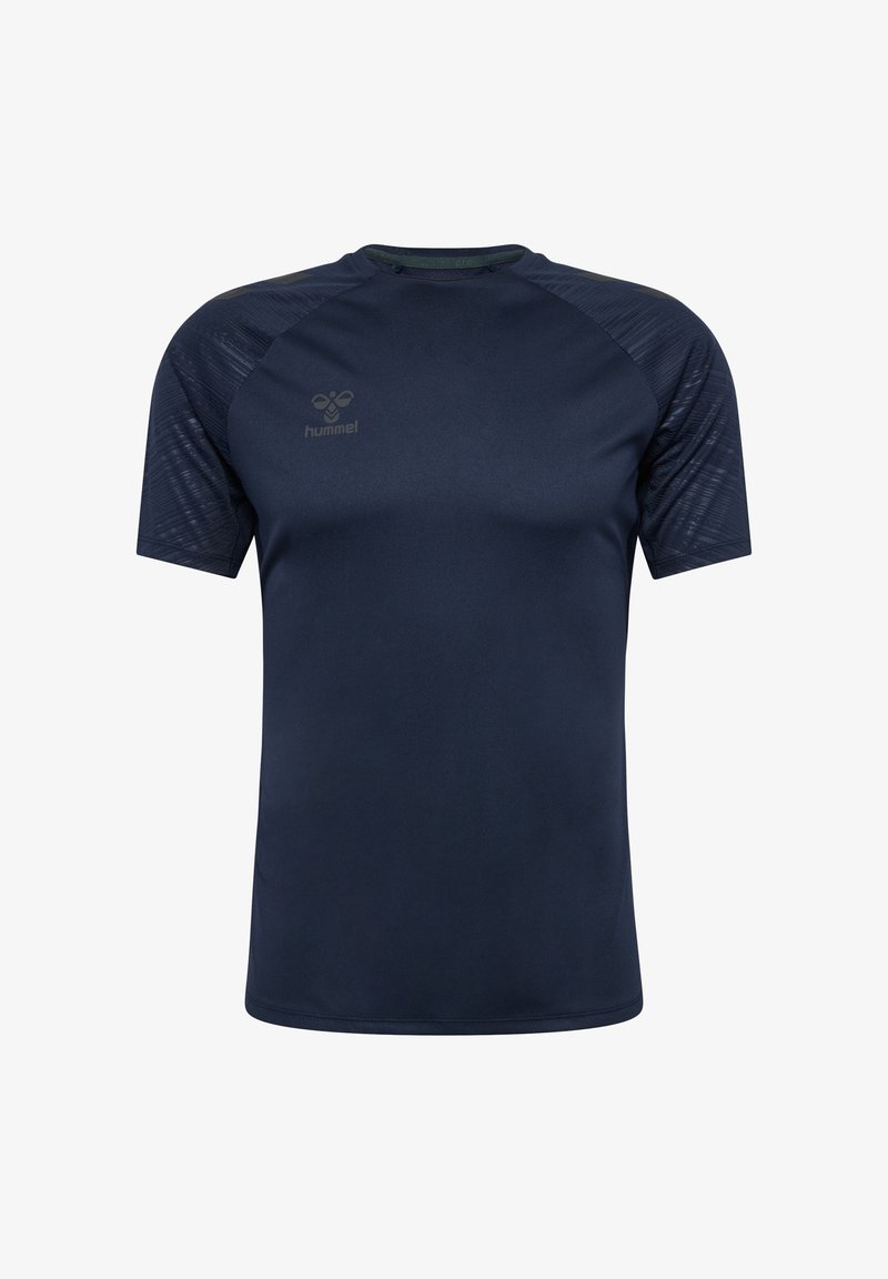 Camiseta de manga corta de color azul marino, fabricada con un tejido suave. Presenta mangas raglán con acentos texturizados y un pequeño logo en el pecho.