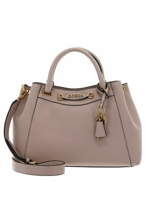 Borsa a tracolla rosa in pelle sintetica con hardware dorato, doppi manici, tracolla rimovibile e un piccolo ciondolo appeso. Presenta il logo "GUESS".