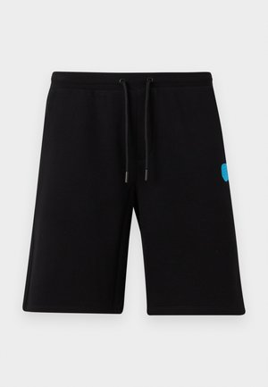 Fekete, térd alá érő rövidnadrág állítható húzózsinóros derékrésszel és kis kék logóval a jobb combon, egyszínű fehér háttéren bemutatva.