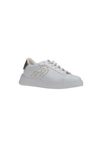 Sneaker bianco in pelle, con punta rotonda, suola piatta e lacci. Accenti dorati decorano il lato, aggiungendo un dettaglio decorativo.