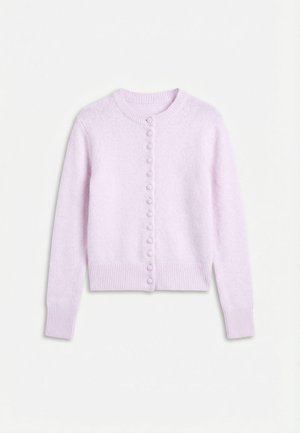 Ανοιχτό μωβ πλεκτή ζακέτα με μακριά μανίκια, στρογγυλή λαιμόκοψη, ριμπ μανσέτες και τελείωμα, και καλυμμένα κουμπιά μπροστά.