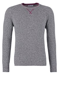 Pull à manches longues en maille grise avec col rond, présentant un motif texturé et un détail cousu rose foncé sous l'encolure.