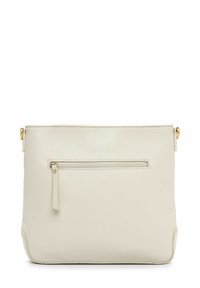 Kermaannenvärinen nahkainen crossbody-laukku, jossa on teksturoitu pinta, kullanväriset metalliosat, etupuolella vetoketjutasku ja litteä suorakulmainen muoto.